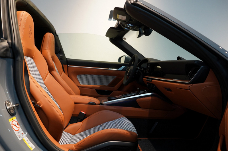 ポルシェ 911(Type992) Targa 4 PDK 左H OP623 ワンオーナー ヘリテージデザインPKG スポクロ スポエグ Fリフト 中古車 中古車