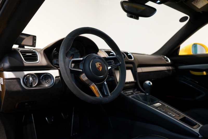 ポルシェ ケイマン(Type981) GT4 6MT 左H スポーツクロノ スポーツエグゾースト レザーインテリア/イエローステッチ 中古車 中古車
