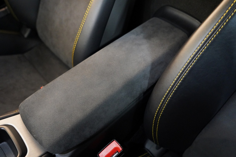 ポルシェ ケイマン(Type981) GT4 6MT 左H スポーツクロノ スポーツエグゾースト レザーインテリア/イエローステッチ 中古車 中古車