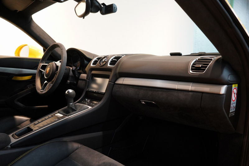 ポルシェ ケイマン(Type981) GT4 6MT 左H スポーツクロノ スポーツエグゾースト レザーインテリア/イエローステッチ 中古車 中古車