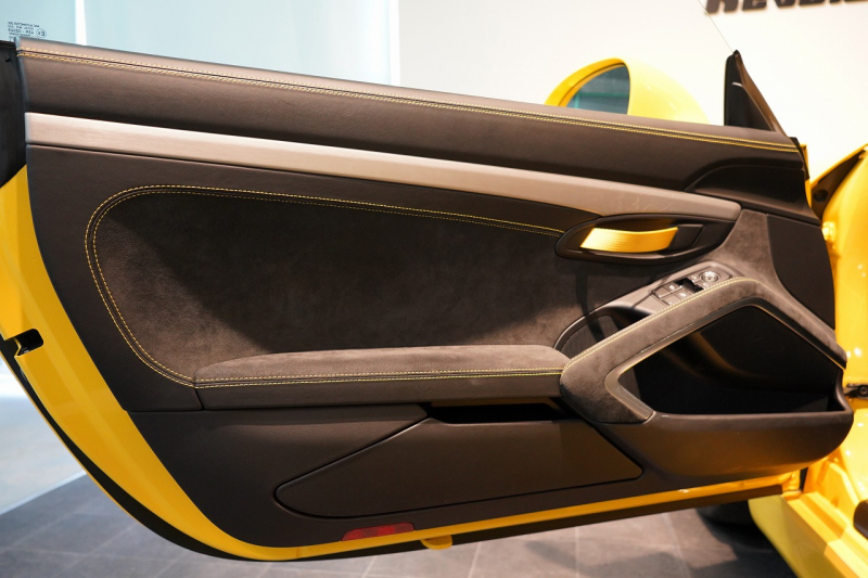 ポルシェ ケイマン(Type981) GT4 6MT 左H スポーツクロノ スポーツエグゾースト レザーインテリア/イエローステッチ 中古車 中古車