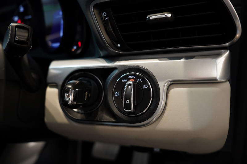 ポルシェ 911(Type991.2) Carrera PDK スポーツクロノ スポーツデザインフロントエプロン  レザーインテリア 20インチCarrera Sportホイール BOSEサウンド 中古車 中古車