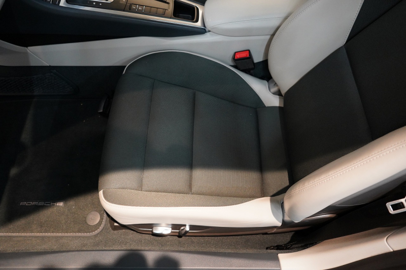 ポルシェ 911(Type991.2) Carrera PDK スポーツクロノ スポーツデザインフロントエプロン  レザーインテリア 20インチCarrera Sportホイール BOSEサウンド 中古車 中古車