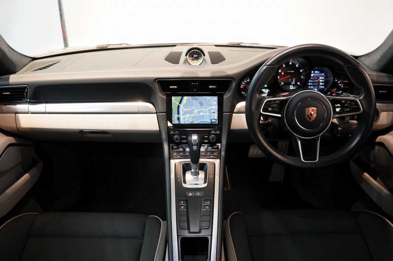 ポルシェ 911(Type991.2) Carrera PDK スポーツクロノ スポーツデザインフロントエプロン  レザーインテリア 20インチCarrera Sportホイール BOSEサウンド 中古車 中古車