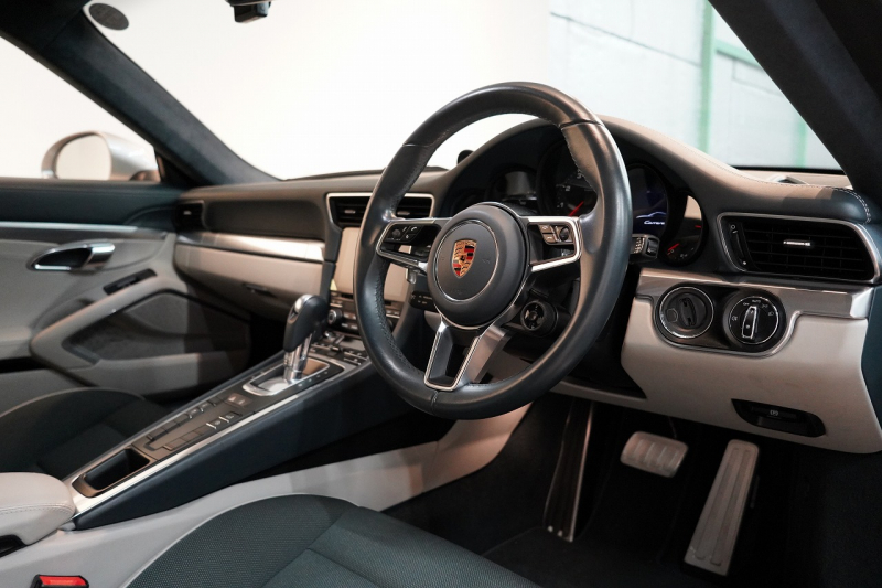 ポルシェ 911(Type991.2) Carrera PDK スポーツクロノ スポーツデザインフロントエプロン  レザーインテリア 20インチCarrera Sportホイール BOSEサウンド 中古車 中古車