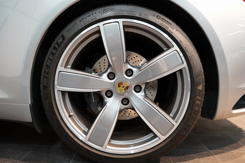 ポルシェ 911(Type991.2) Carrera PDK スポーツクロノ スポーツデザインフロントエプロン  レザーインテリア 20インチCarrera Sportホイール BOSEサウンド 中古車 中古車