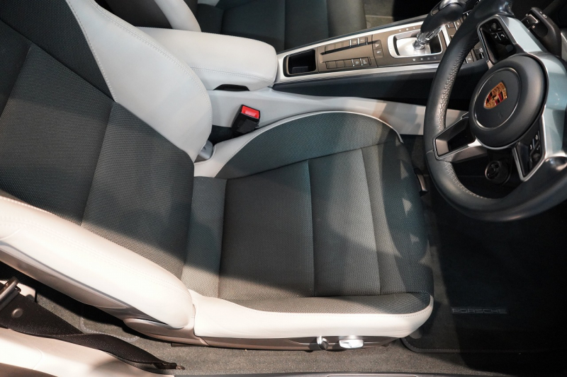 ポルシェ 911(Type991.2) Carrera PDK スポーツクロノ スポーツデザインフロントエプロン  レザーインテリア 20インチCarrera Sportホイール BOSEサウンド 中古車 中古車