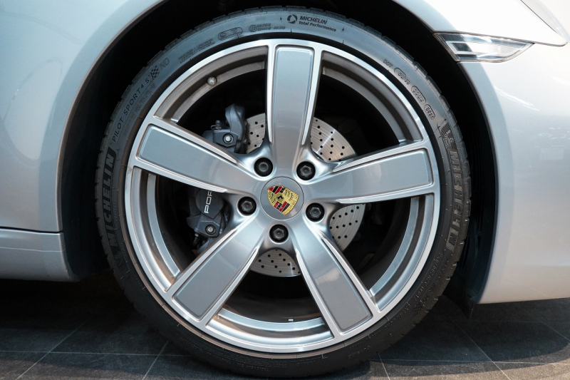 ポルシェ 911(Type991.2) Carrera PDK スポーツクロノ スポーツデザインフロントエプロン  レザーインテリア 20インチCarrera Sportホイール BOSEサウンド 中古車 中古車