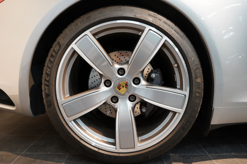 ポルシェ 911(Type991.2) Carrera PDK スポーツクロノ スポーツデザインフロントエプロン  レザーインテリア 20インチCarrera Sportホイール BOSEサウンド 中古車 中古車