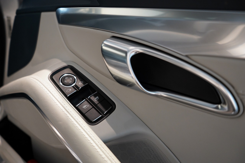 ポルシェ 911(Type991.2) Carrera PDK スポーツクロノ スポーツデザインフロントエプロン  レザーインテリア 20インチCarrera Sportホイール BOSEサウンド 中古車 中古車