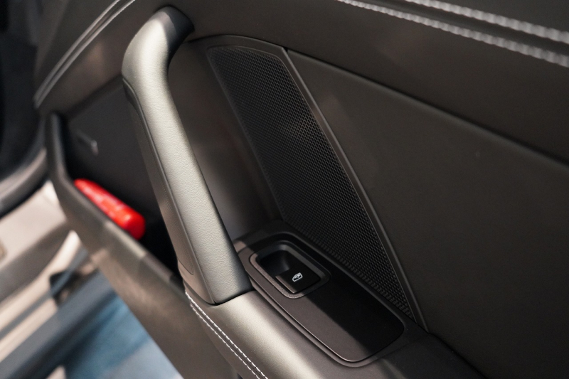 ポルシェ 911(Type992) GT3 Touring Package 6MT 左H ワンオーナー OP491 クロノ PCCB Fリフト カーボンルーフ レザーインテリア 中古車 中古車