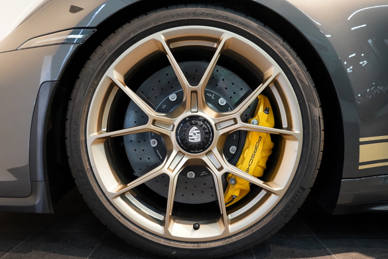 ポルシェ 911(Type992) GT3 Touring Package 6MT 左H ワンオーナー OP491 クロノ PCCB Fリフト カーボンルーフ レザーインテリア 中古車 中古車