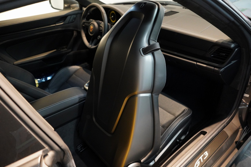 ポルシェ 911(Type992) GT3 Touring Package 6MT 左H ワンオーナー OP491 クロノ PCCB Fリフト カーボンルーフ レザーインテリア 中古車 中古車