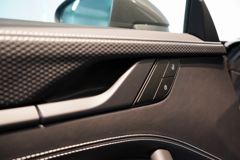 ポルシェ 911(Type992) GT3 Touring Package 6MT 左H ワンオーナー OP491 クロノ PCCB Fリフト カーボンルーフ レザーインテリア 中古車 中古車