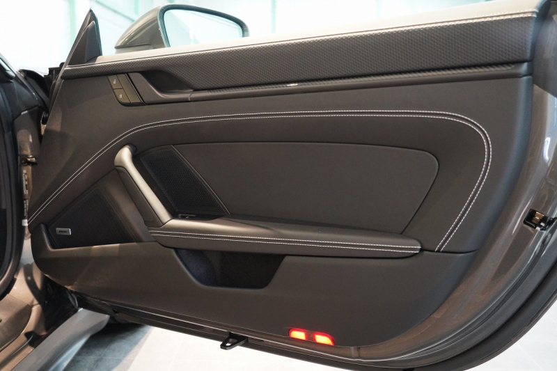 ポルシェ 911(Type992) GT3 Touring Package 6MT 左H ワンオーナー OP491 クロノ PCCB Fリフト カーボンルーフ レザーインテリア 中古車 中古車