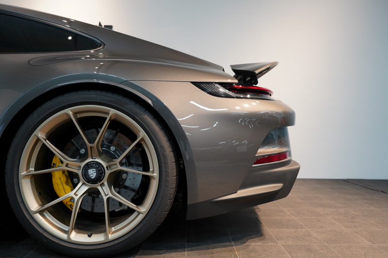 ポルシェ 911(Type992) GT3 Touring Package 6MT 左H ワンオーナー OP491 クロノ PCCB Fリフト カーボンルーフ レザーインテリア 中古車 中古車