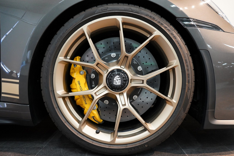 ポルシェ 911(Type992) GT3 Touring Package 6MT 左H ワンオーナー OP491 クロノ PCCB Fリフト カーボンルーフ レザーインテリア 中古車 中古車