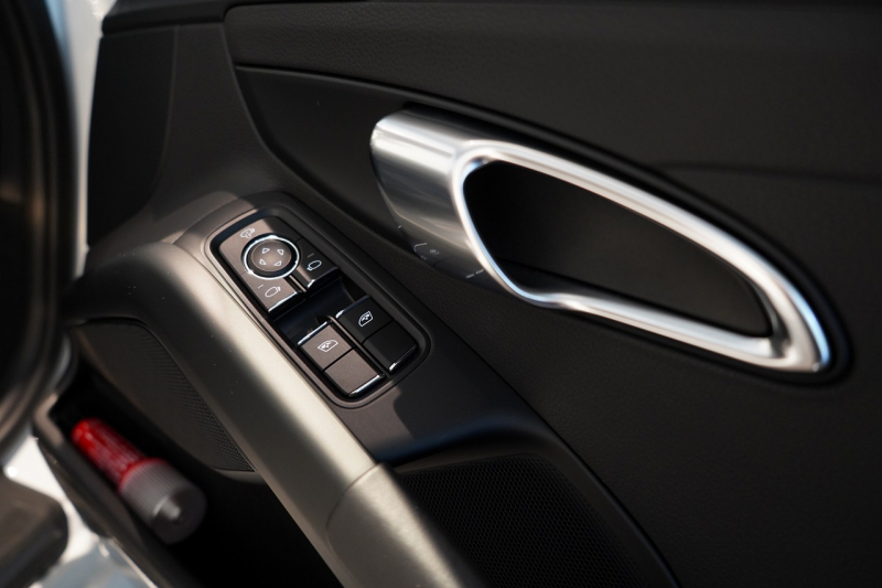 ポルシェ 718 ボクスター PDK 延長保証令和7年10月迄 スポーツエグゾースト 20インチカレラクラシック ティンテッドテール 中古車 中古車