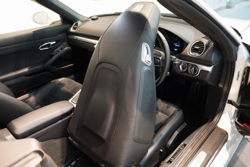 ポルシェ 718 ボクスター PDK 延長保証令和7年10月迄 スポーツエグゾースト 20インチカレラクラシック ティンテッドテール 中古車 中古車