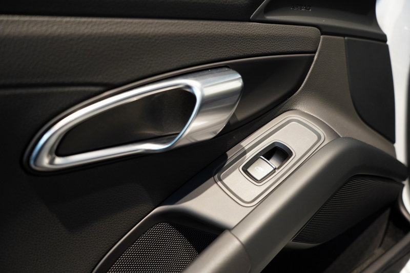 ポルシェ 718 ボクスター PDK 延長保証令和7年10月迄 スポーツエグゾースト 20インチカレラクラシック ティンテッドテール 中古車 中古車