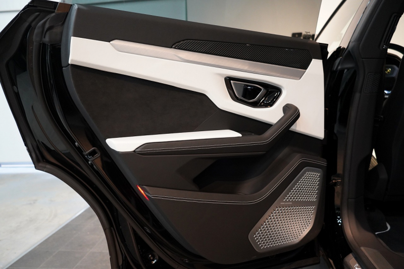 ランボルギーニ ウルス ベースグレード 左H カーボンエクステリア&インテリア パノラマルーフ Bang&Olufsen 中古車 中古車