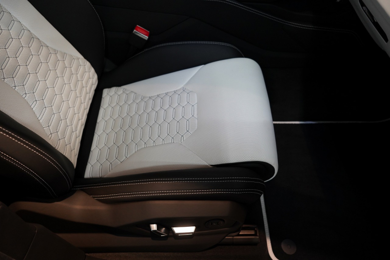 ランボルギーニ ウルス ベースグレード 左H カーボンエクステリア&インテリア パノラマルーフ Bang&Olufsen 中古車 中古車