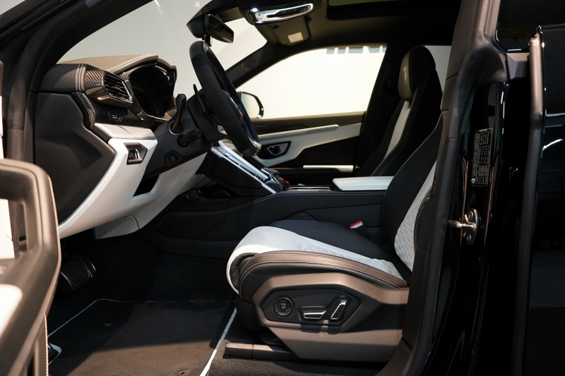 ランボルギーニ ウルス ベースグレード 左H カーボンエクステリア&インテリア パノラマルーフ Bang&Olufsen 中古車 中古車