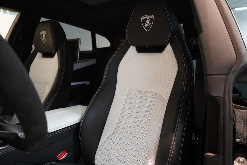 ランボルギーニ ウルス ベースグレード 左H カーボンエクステリア&インテリア パノラマルーフ Bang&Olufsen 中古車 中古車