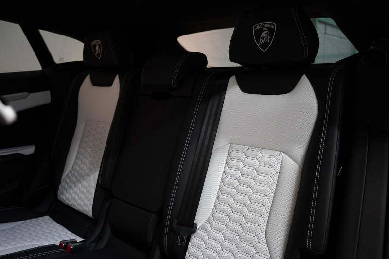 ランボルギーニ ウルス ベースグレード 左H カーボンエクステリア&インテリア パノラマルーフ Bang&Olufsen 中古車 中古車