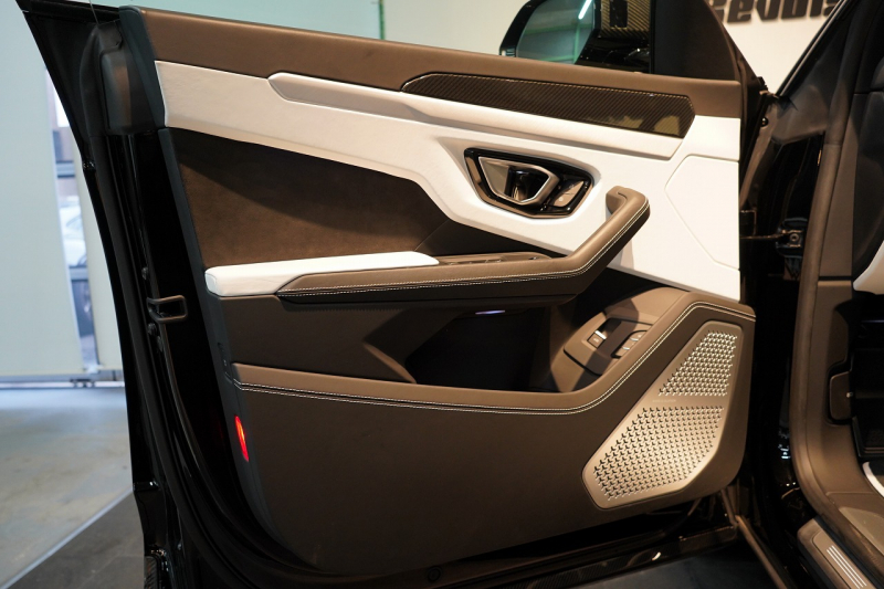 ランボルギーニ ウルス ベースグレード 左H カーボンエクステリア&インテリア パノラマルーフ Bang&Olufsen 中古車 中古車