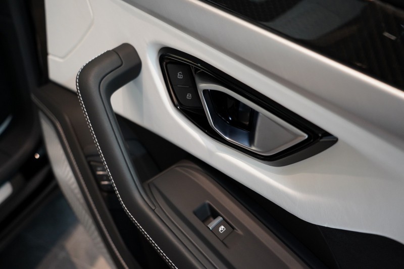 ランボルギーニ ウルス ベースグレード 左H カーボンエクステリア&インテリア パノラマルーフ Bang&Olufsen 中古車 中古車