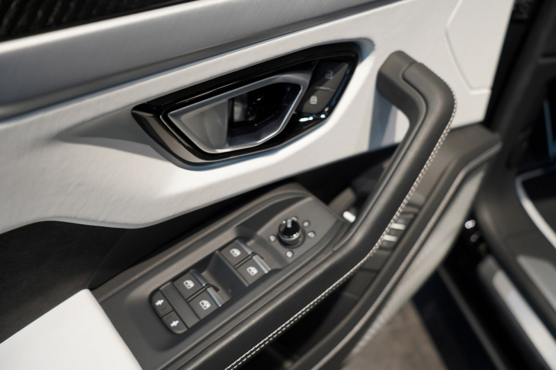 ランボルギーニ ウルス ベースグレード 左H カーボンエクステリア&インテリア パノラマルーフ Bang&Olufsen 中古車 中古車