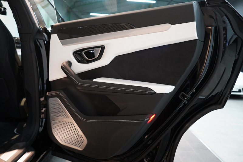 ランボルギーニ ウルス ベースグレード 左H カーボンエクステリア&インテリア パノラマルーフ Bang&Olufsen 中古車 中古車