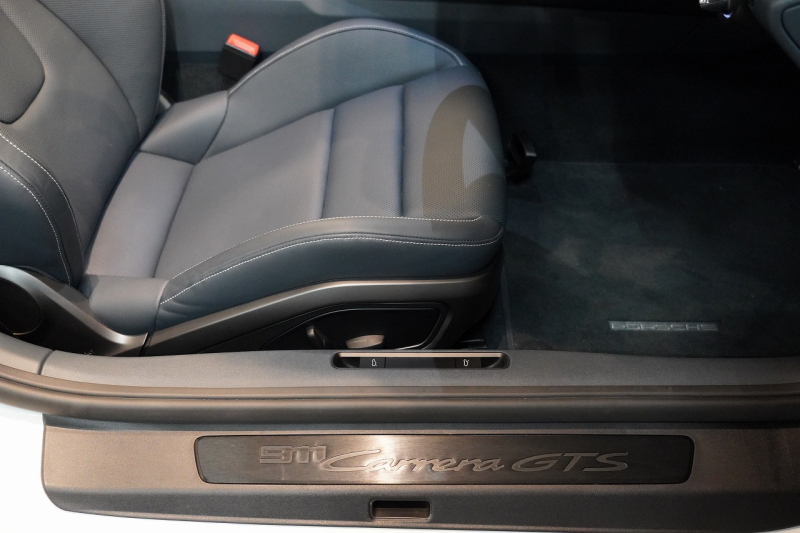 ポルシェ 911(Type992) Carrera GTS Cabriolet オールレザーインテリア（グラファイトブルー） ベンチレーション  中古車