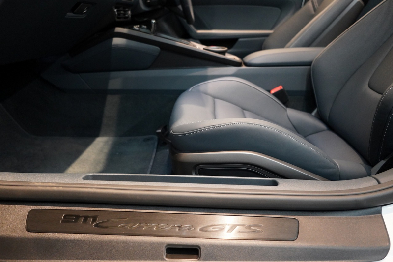 ポルシェ 911(Type992) Carrera GTS Cabriolet オールレザーインテリア（グラファイトブルー） ベンチレーション  中古車