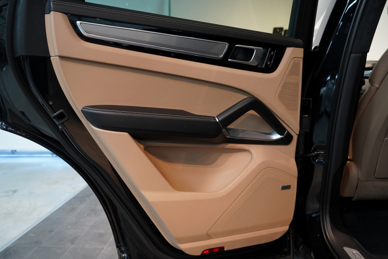 ポルシェ カイエンクーペ Turbo Tiptronic-S 延長保証2025年11月迄 PSMP付 PCSB ツートンレザーインテリア スポーツエグゾースト マトリクスLED 中古車 中古車