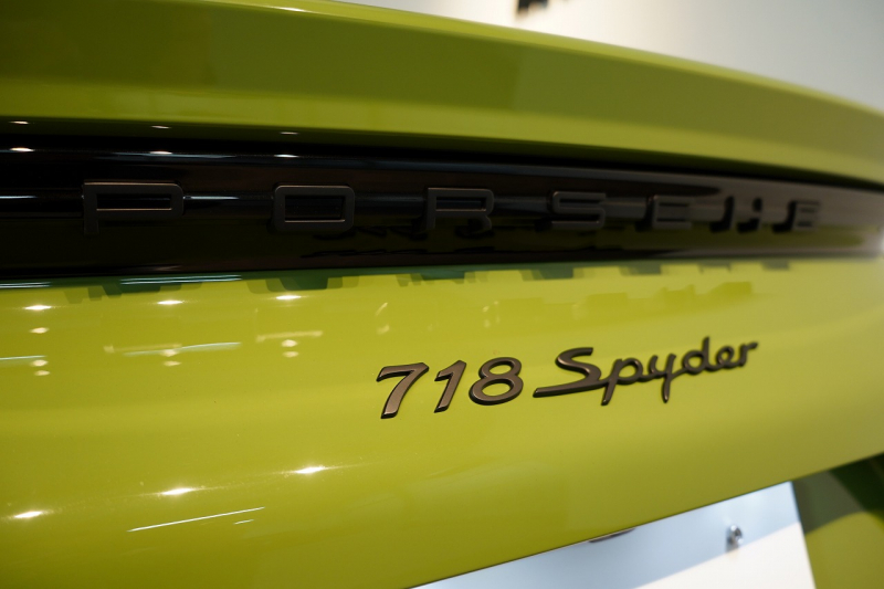 ポルシェ 718スパイダー 6MT ワンオーナー 左H PTSカラー/オリーブグリーン PCCB レザーインテリア 中古車 中古車