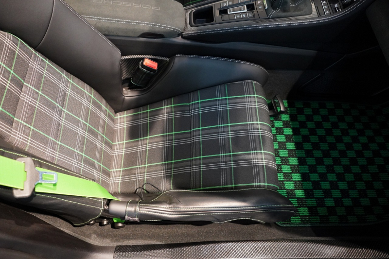 ポルシェ 718スパイダー 6MT ワンオーナー 左H PTSカラー/オリーブグリーン PCCB レザーインテリア 中古車 中古車