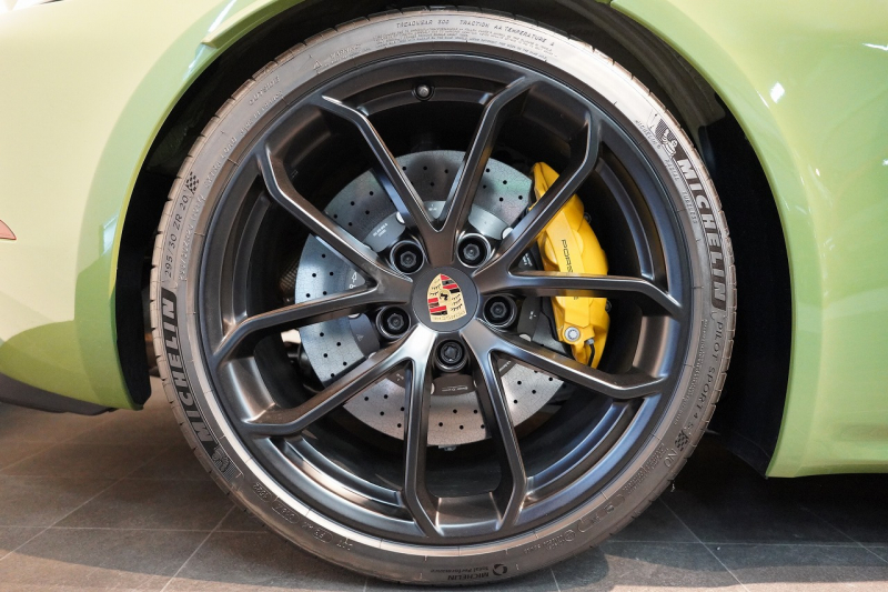 ポルシェ 718スパイダー 6MT ワンオーナー 左H PTSカラー/オリーブグリーン PCCB レザーインテリア 中古車 中古車