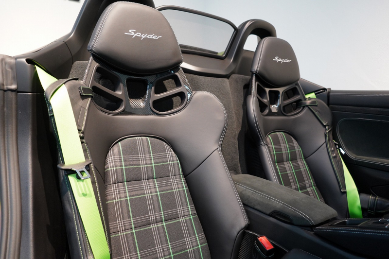 ポルシェ 718スパイダー 6MT ワンオーナー 左H PTSカラー/オリーブグリーン PCCB レザーインテリア 中古車 中古車