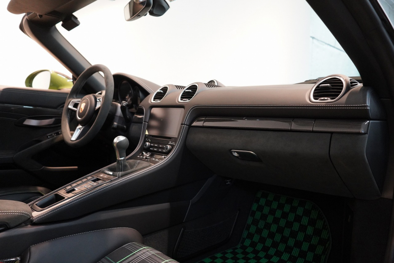 ポルシェ 718スパイダー 6MT ワンオーナー 左H PTSカラー/オリーブグリーン PCCB レザーインテリア 中古車 中古車