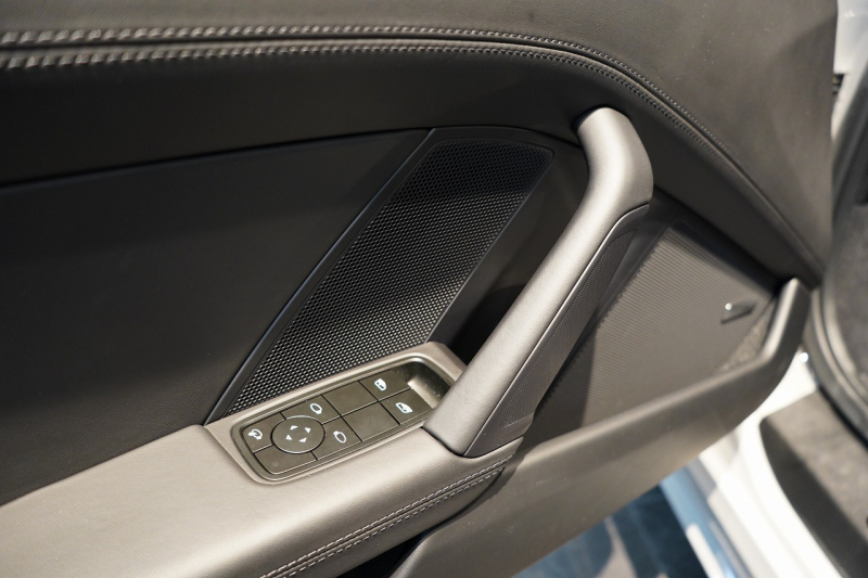 ポルシェ 911(Type992) Carrera T 7MT ワンオーナー CarreraTインテリア スポーツデザイン マトリクスLED クレヨン 中古車 中古車