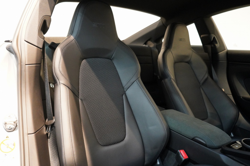 ポルシェ 911(Type992) Carrera T 7MT ワンオーナー CarreraTインテリア スポーツデザイン マトリクスLED クレヨン 中古車 中古車