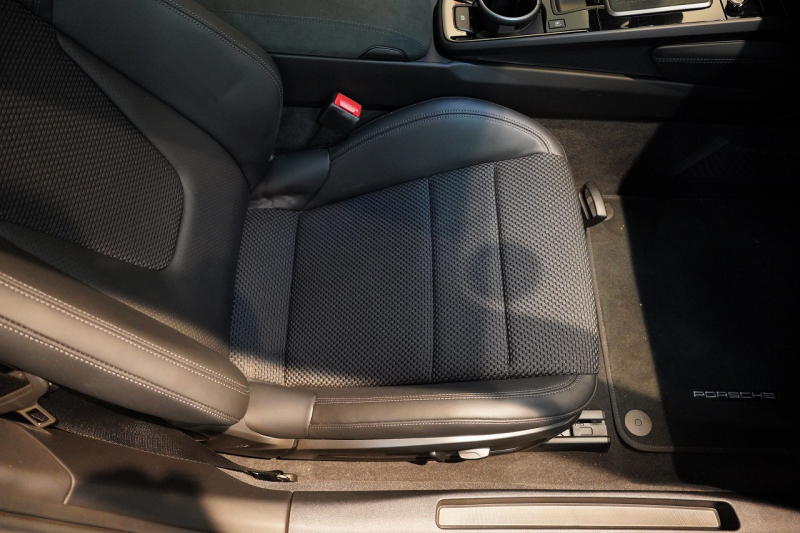 ポルシェ 911(Type992) Carrera T 7MT ワンオーナー CarreraTインテリア スポーツデザイン マトリクスLED クレヨン 中古車 中古車