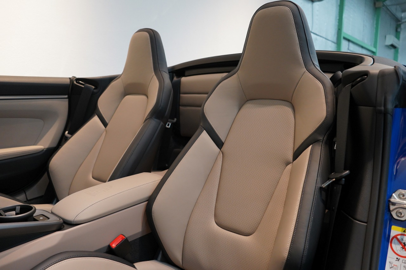 ポルシェ 911(Type992) Carrera Cabriolet PDK 後期モデル(Type992.2) ワンオーナー OP253 ルガーノブルー スポクロ スポエグ 20/21インチRSSpyderホイール 中古車 中古車