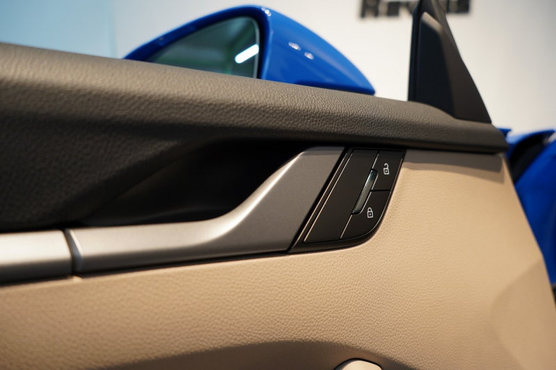 ポルシェ 911(Type992) Carrera Cabriolet PDK 後期モデル(Type992.2) ワンオーナー OP253 ルガーノブルー スポクロ スポエグ 20/21インチRSSpyderホイール 中古車 中古車