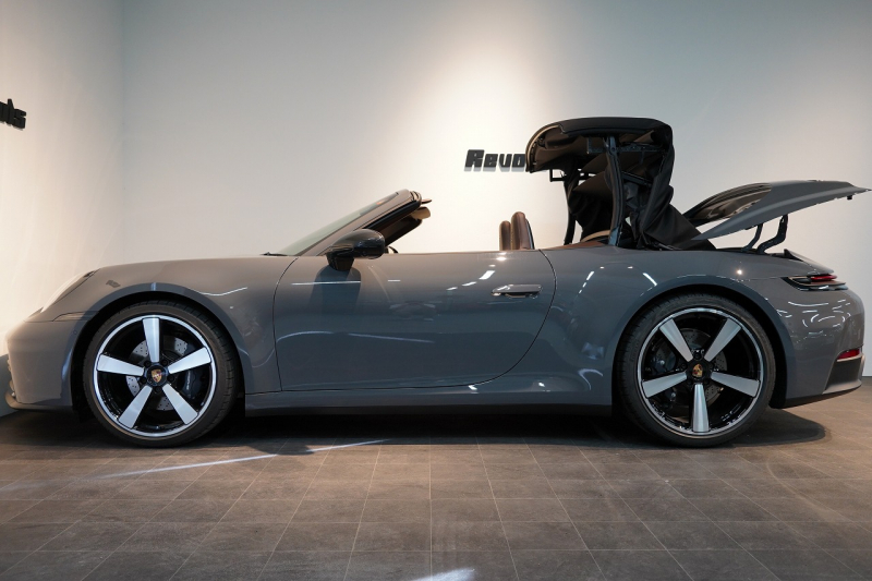 ポルシェ 911(Type992) Carrera Cabriolet 後期モデル(Type992.2) ワンオーナー OP432万 スポクロ スポエグ クラブレザー Fリフト 中古車 中古車