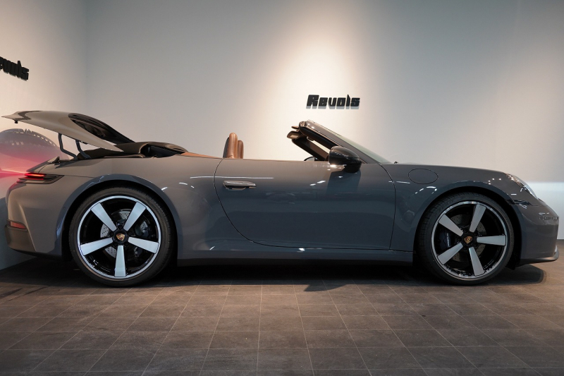 ポルシェ 911(Type992) Carrera Cabriolet 後期モデル(Type992.2) ワンオーナー OP432万 スポクロ スポエグ クラブレザー Fリフト 中古車 中古車