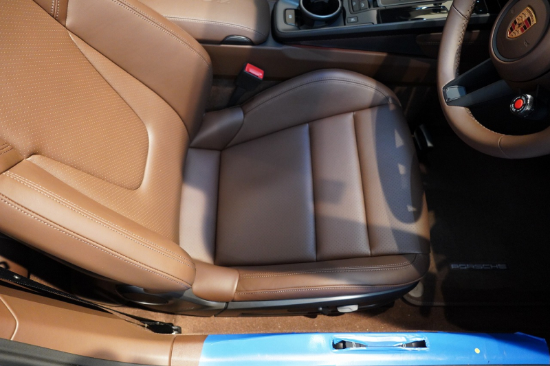 ポルシェ 911(Type992) Carrera Cabriolet 後期モデル(Type992.2) ワンオーナー OP432万 スポクロ スポエグ クラブレザー Fリフト 中古車 中古車