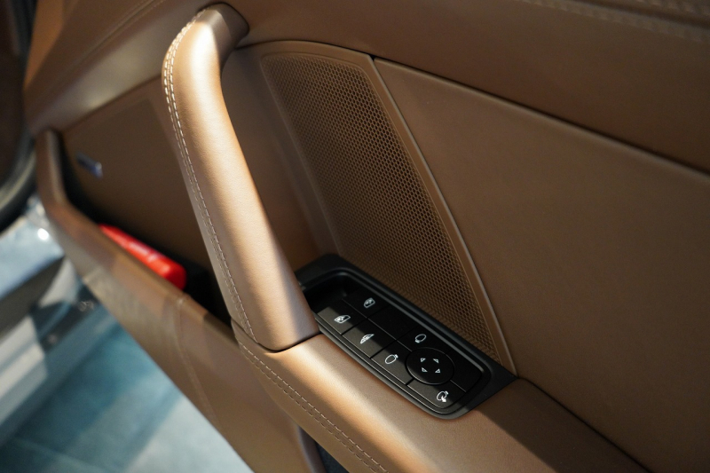 ポルシェ 911(Type992) Carrera Cabriolet 後期モデル(Type992.2) ワンオーナー OP432万 スポクロ スポエグ クラブレザー Fリフト 中古車 中古車